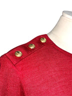Top Balmain rojo con botones dorados en hombros estilo militar