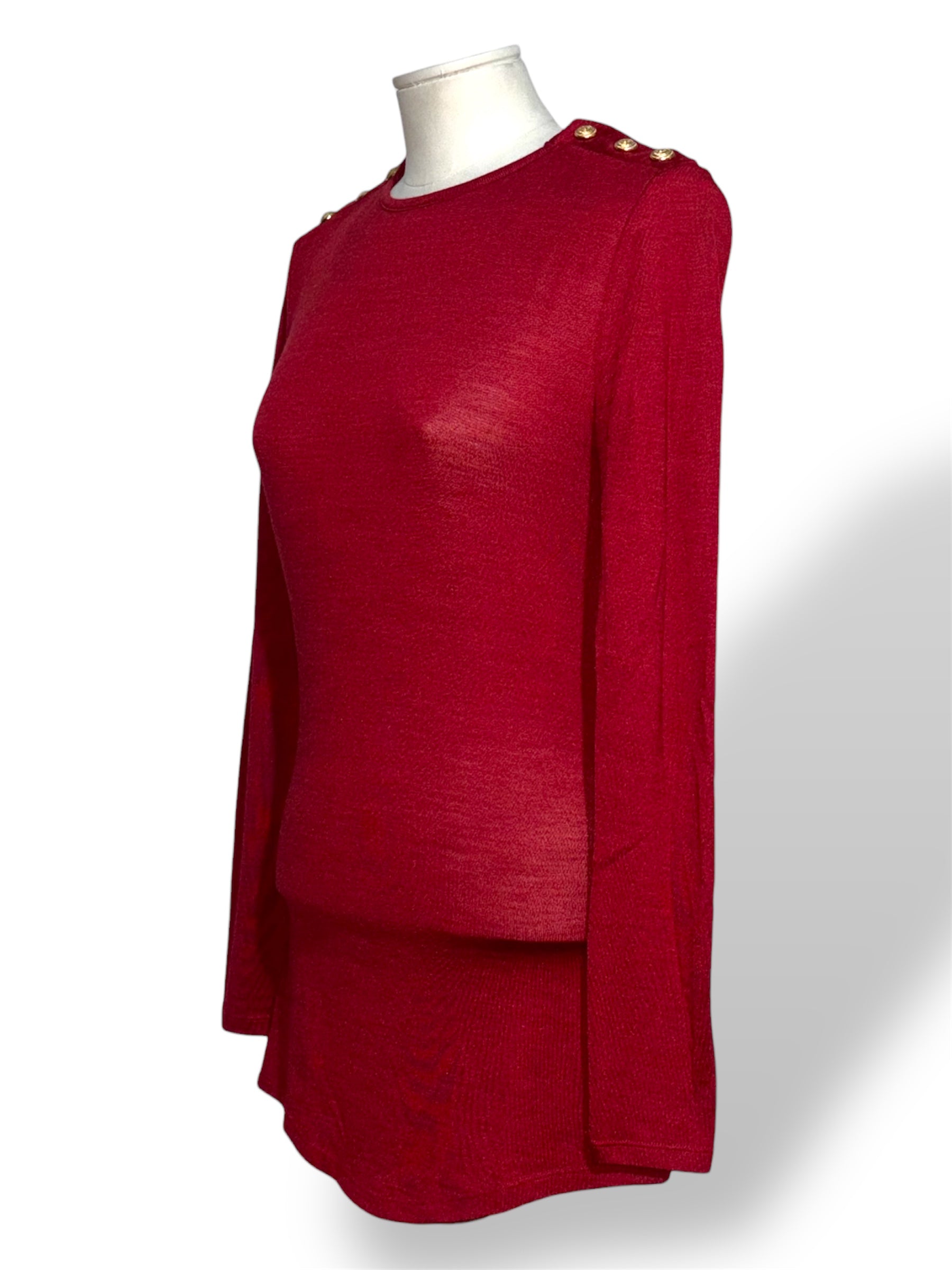 Top Balmain rojo con botones dorados en hombros estilo militar