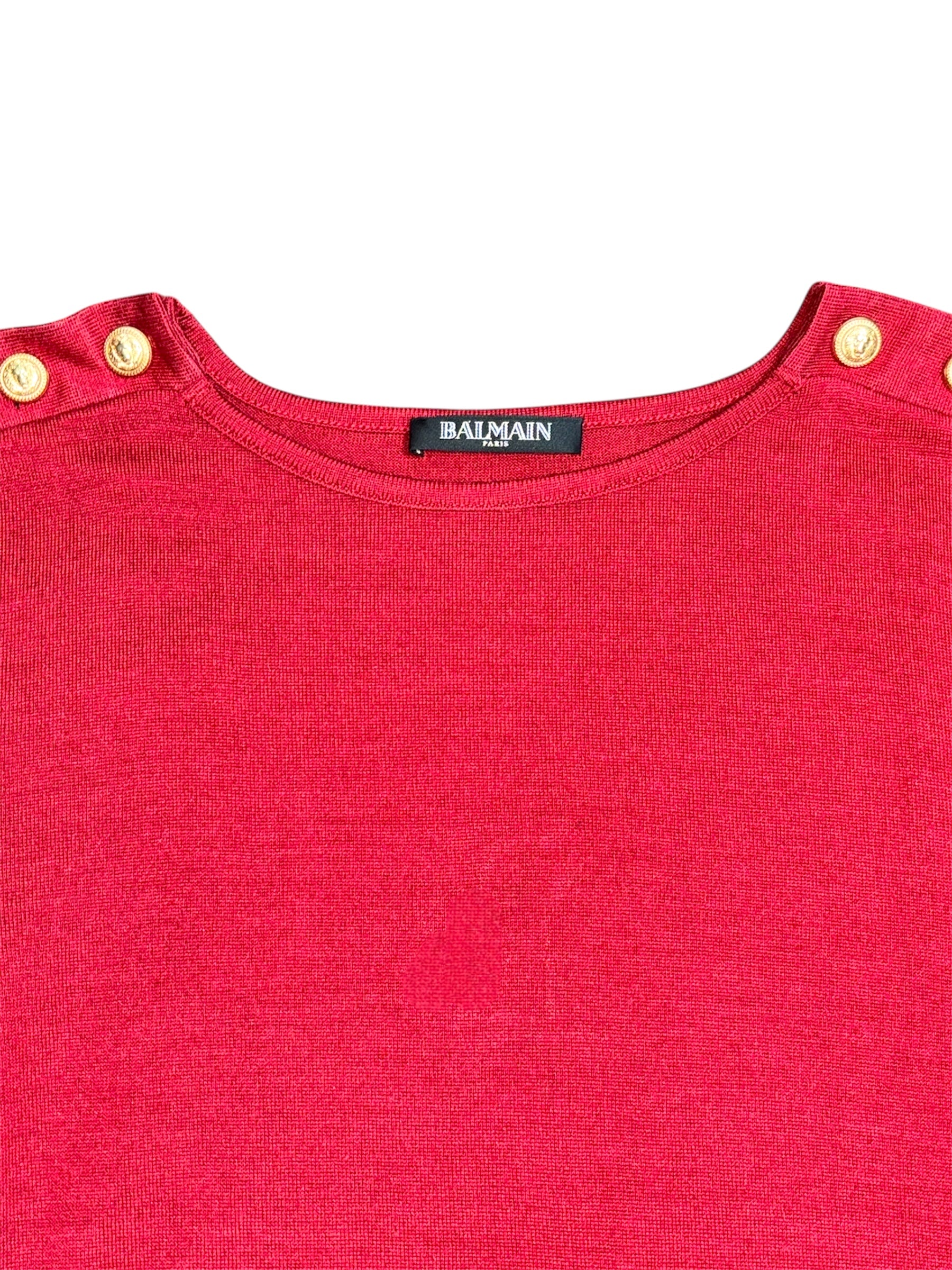 Top Balmain rojo con botones dorados en hombros estilo militar