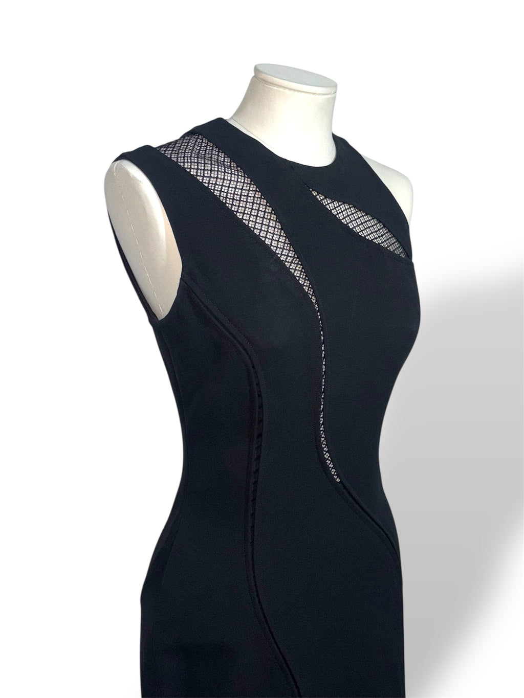 Vestido ajustado y estructurado de Victoria Beckham con paneles de malla