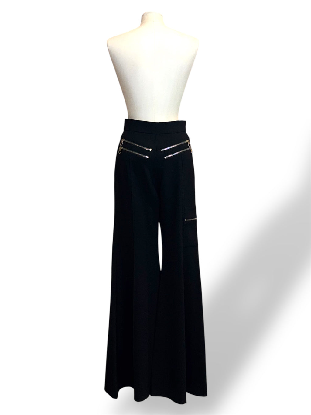 Pantalón Chloé negro de tiro alto con pernera flare y cremalleras