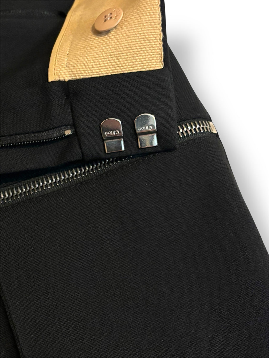 Pantalón Chloé negro de tiro alto con pernera flare y cremalleras