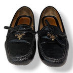 Mocasines Prada de Charol Negro con Lazo y Logotipo Metálico