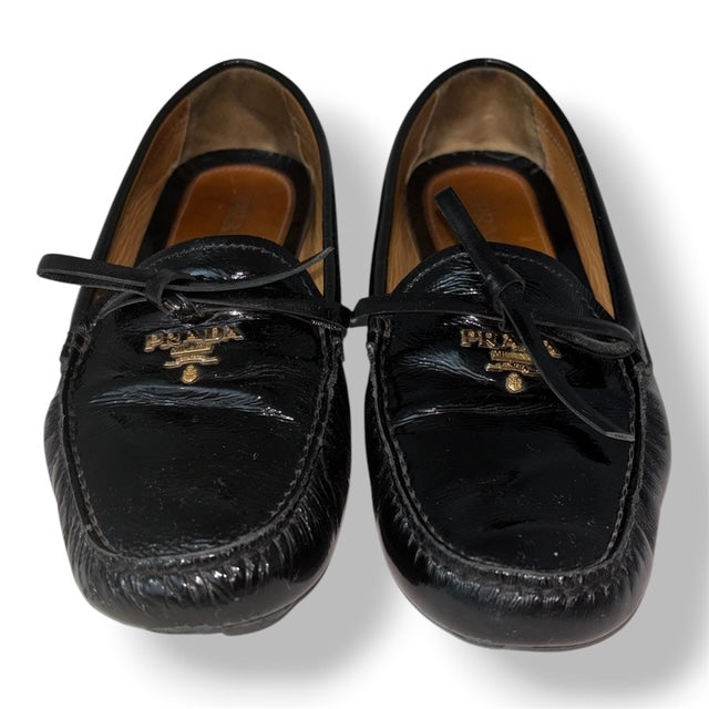 Mocasines Prada de Charol Negro con Lazo y Logotipo Metálico