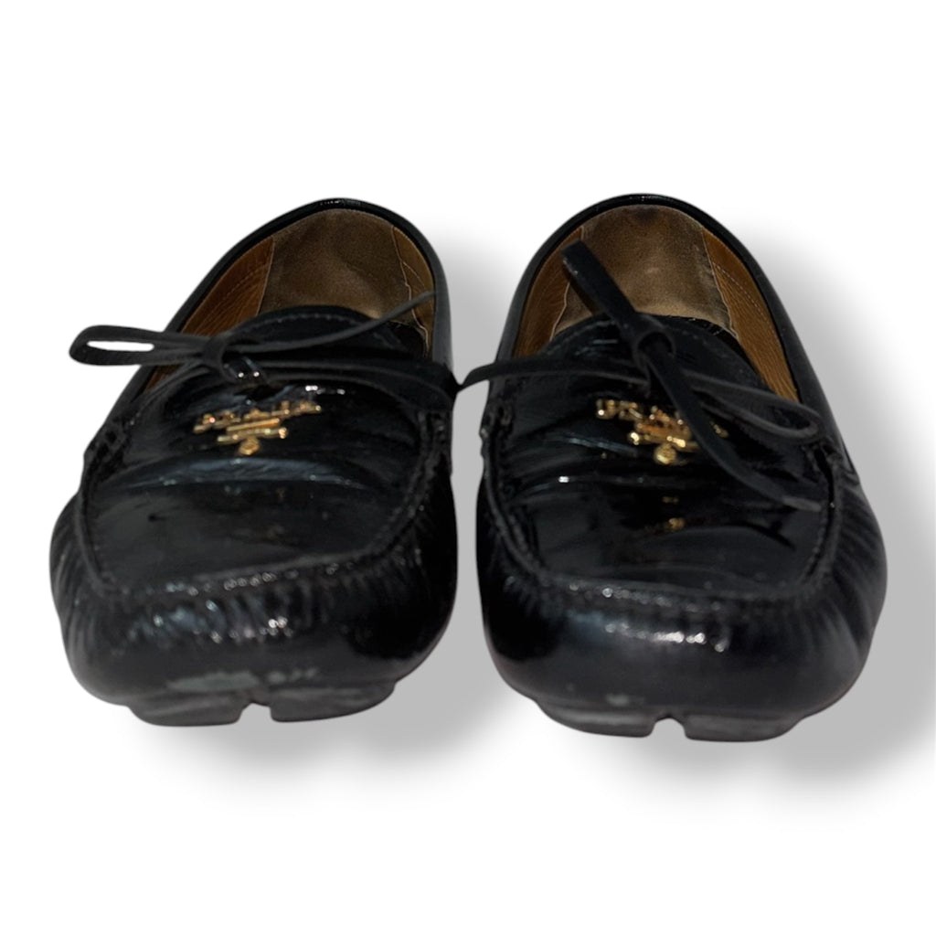 Mocasines Prada de Charol Negro con Lazo y Logotipo Metálico