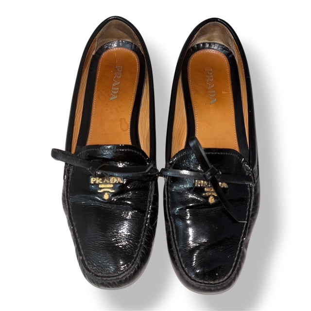 Mocasines Prada de Charol Negro con Lazo y Logotipo Metálico