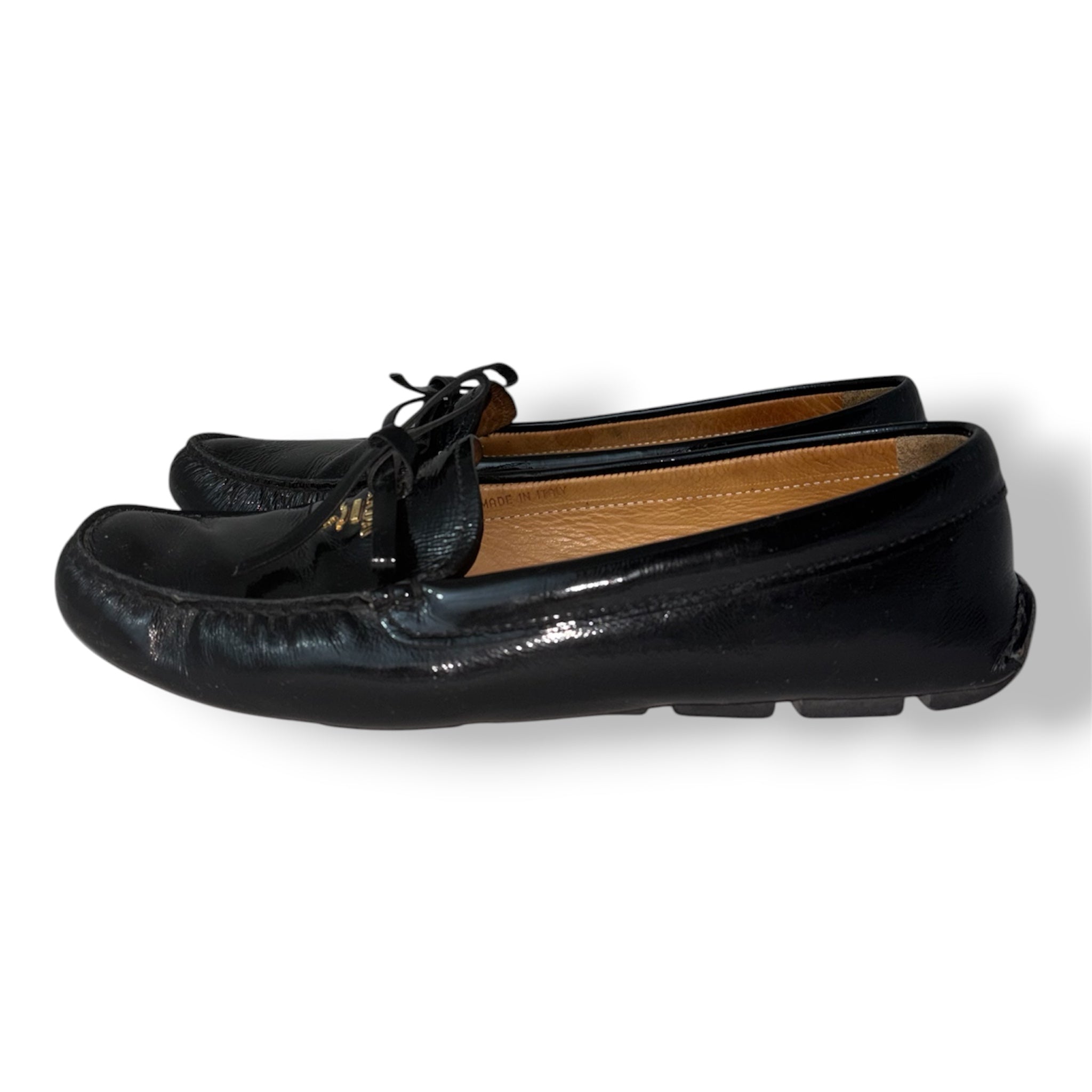 Mocasines Prada de Charol Negro con Lazo y Logotipo Metálico