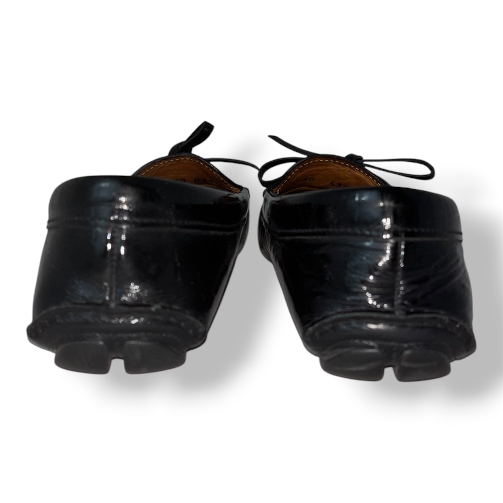 Mocasines Prada de Charol Negro con Lazo y Logotipo Metálico