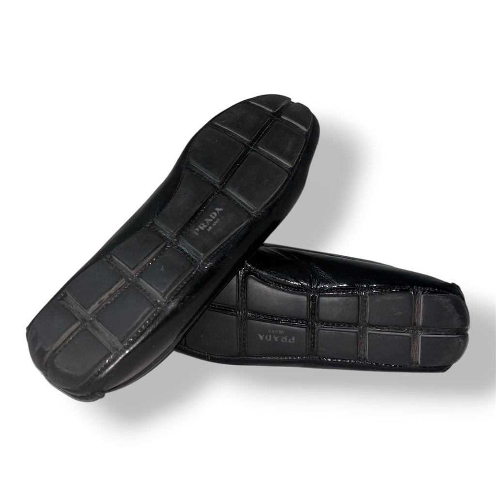 Mocasines Prada de Charol Negro con Lazo y Logotipo Metálico