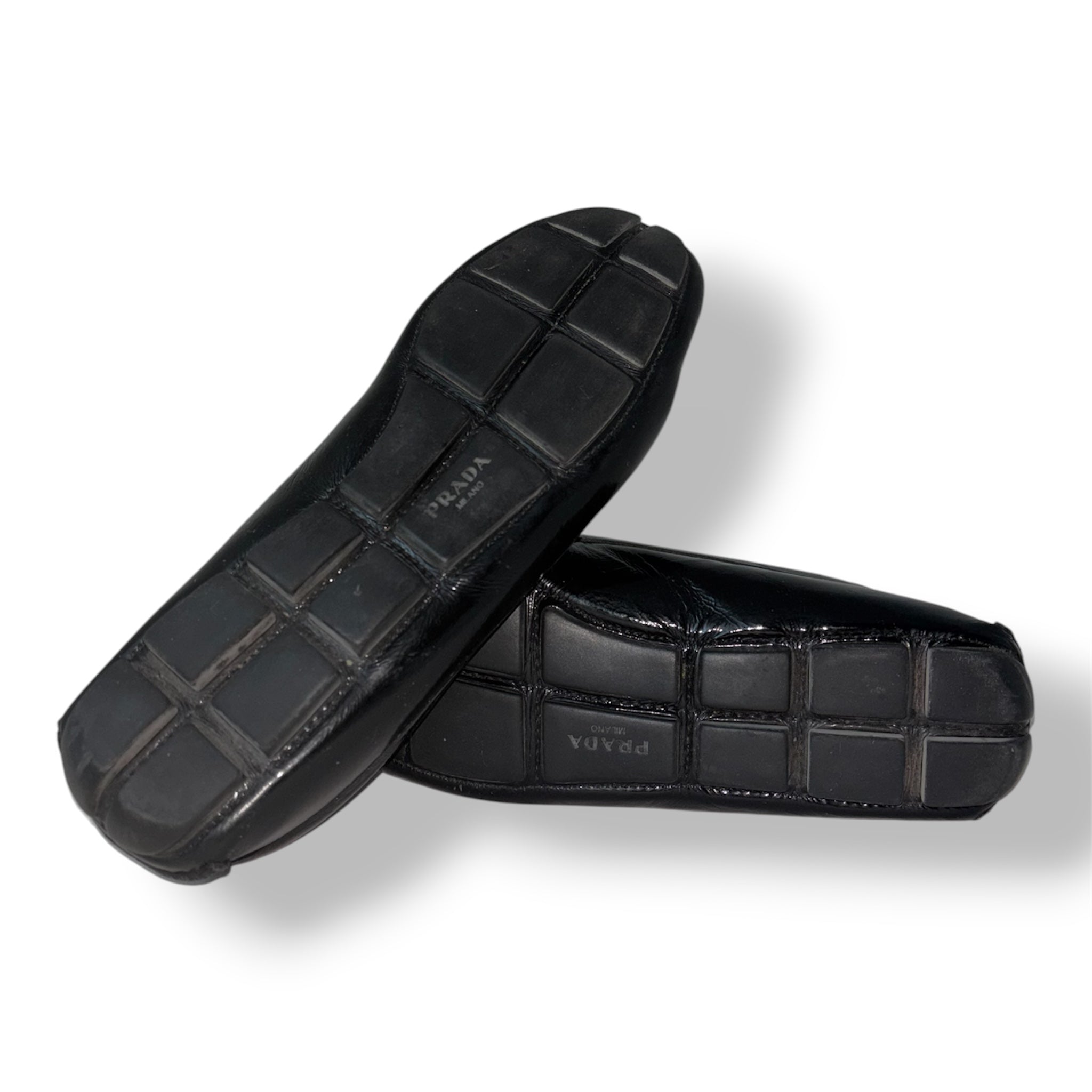 Mocasines Prada de Charol Negro con Lazo y Logotipo Metálico