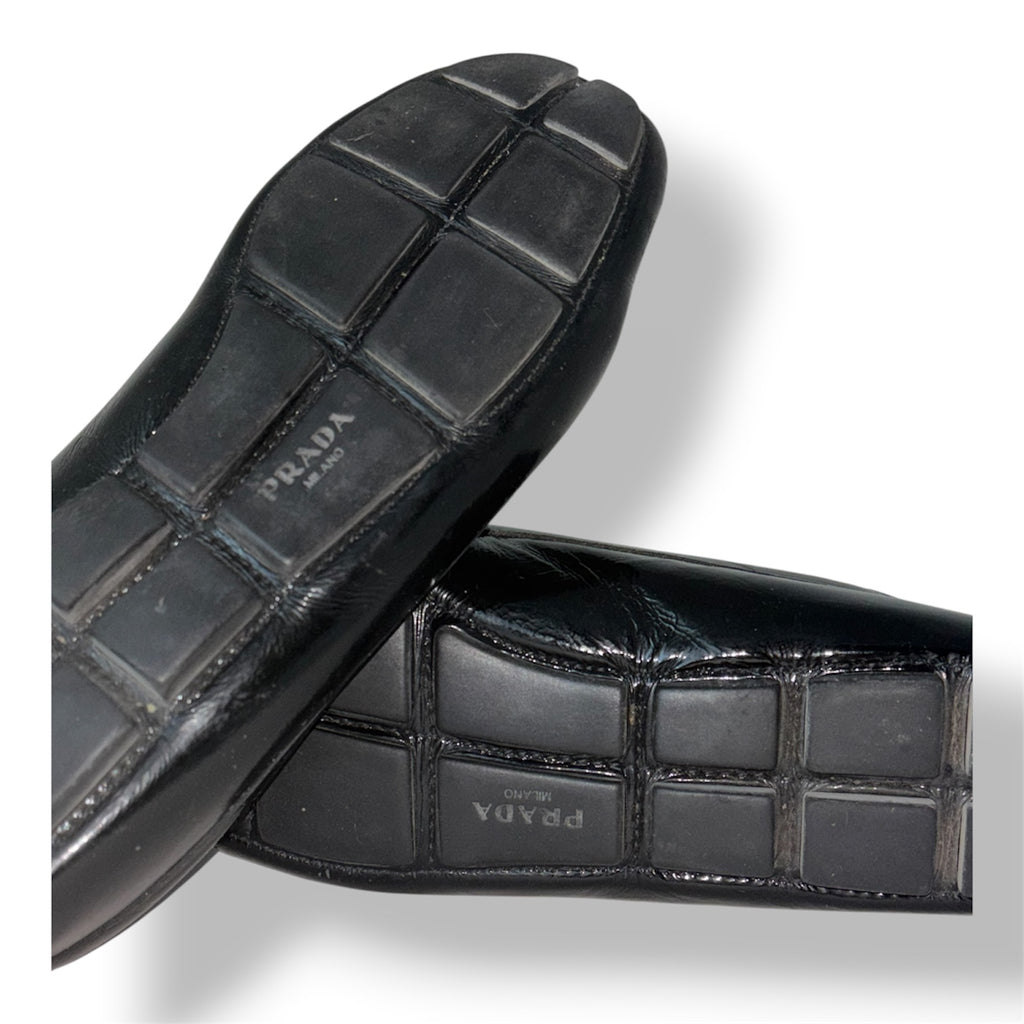 Mocasines Prada de Charol Negro con Lazo y Logotipo Metálico