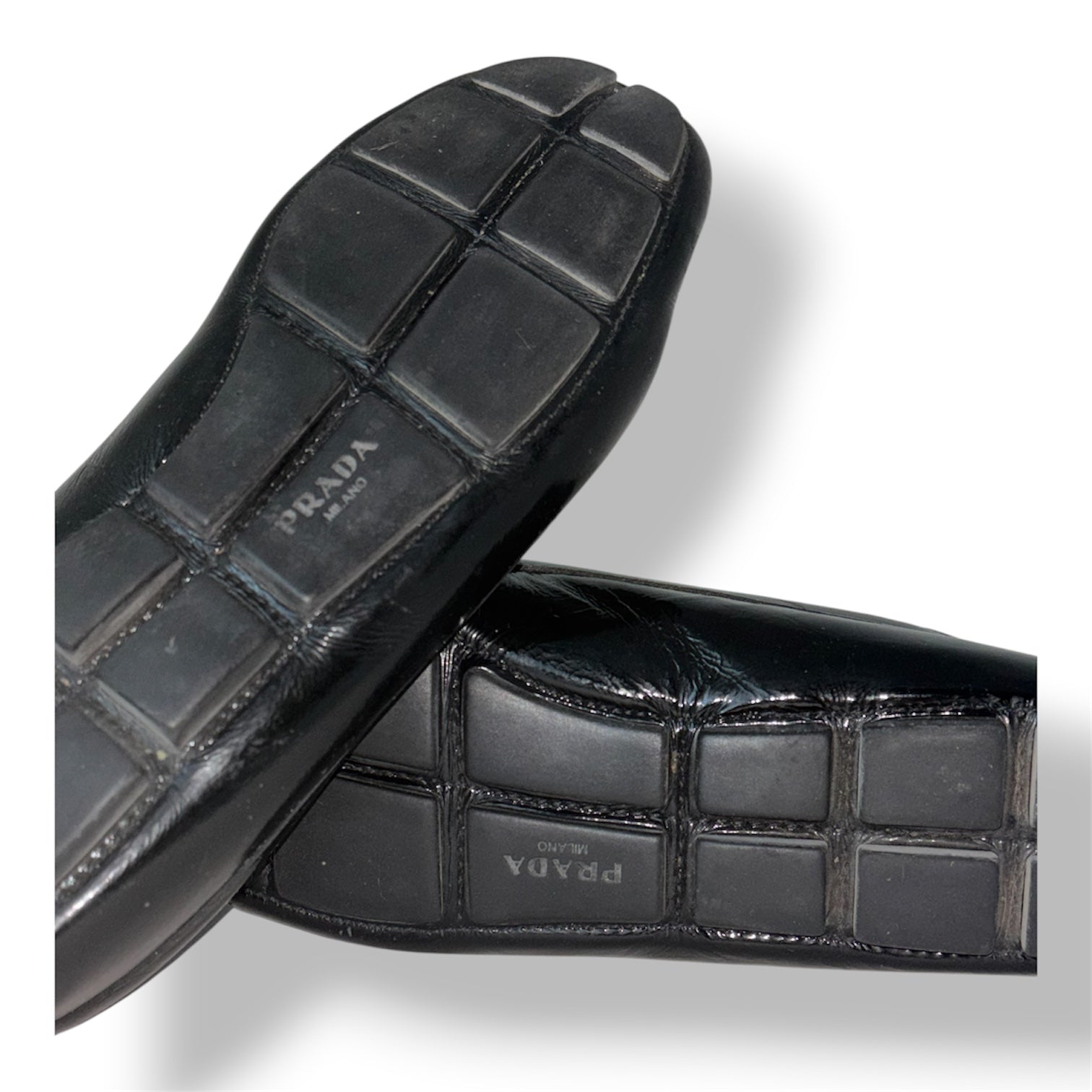 Mocasines Prada de Charol Negro con Lazo y Logotipo Metálico