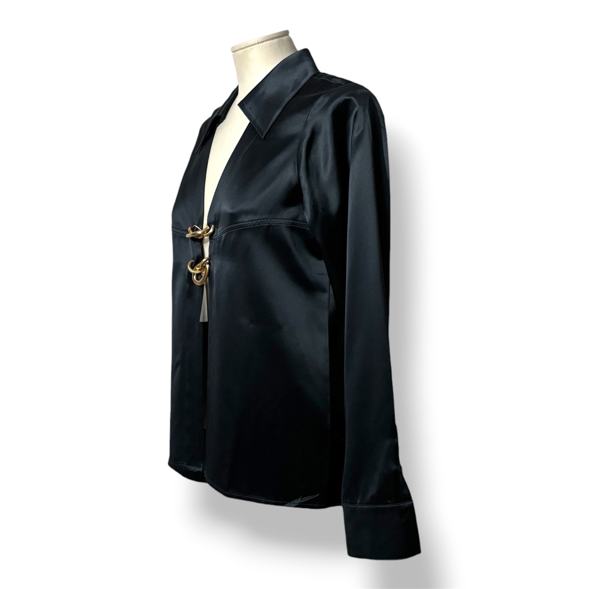 Blusa de Satén Azul Oscuro Cult Gaia con Cierre Frontal de Eslabones Dorados