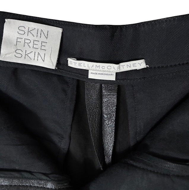 Shorts de Piel Vegana Stella McCartney – Negro Elegante