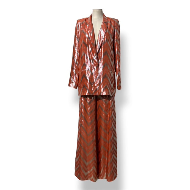 Traje de Adriana Iglesias de seda naranja y lurex