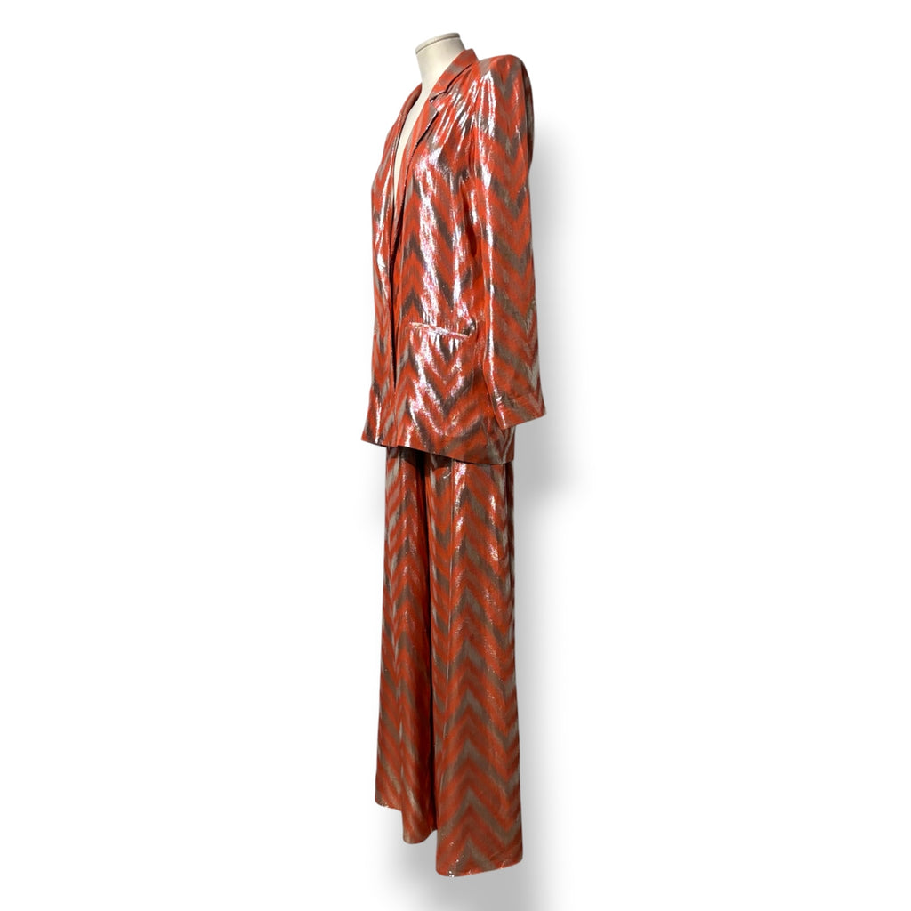 Traje de Adriana Iglesias de seda naranja y lurex