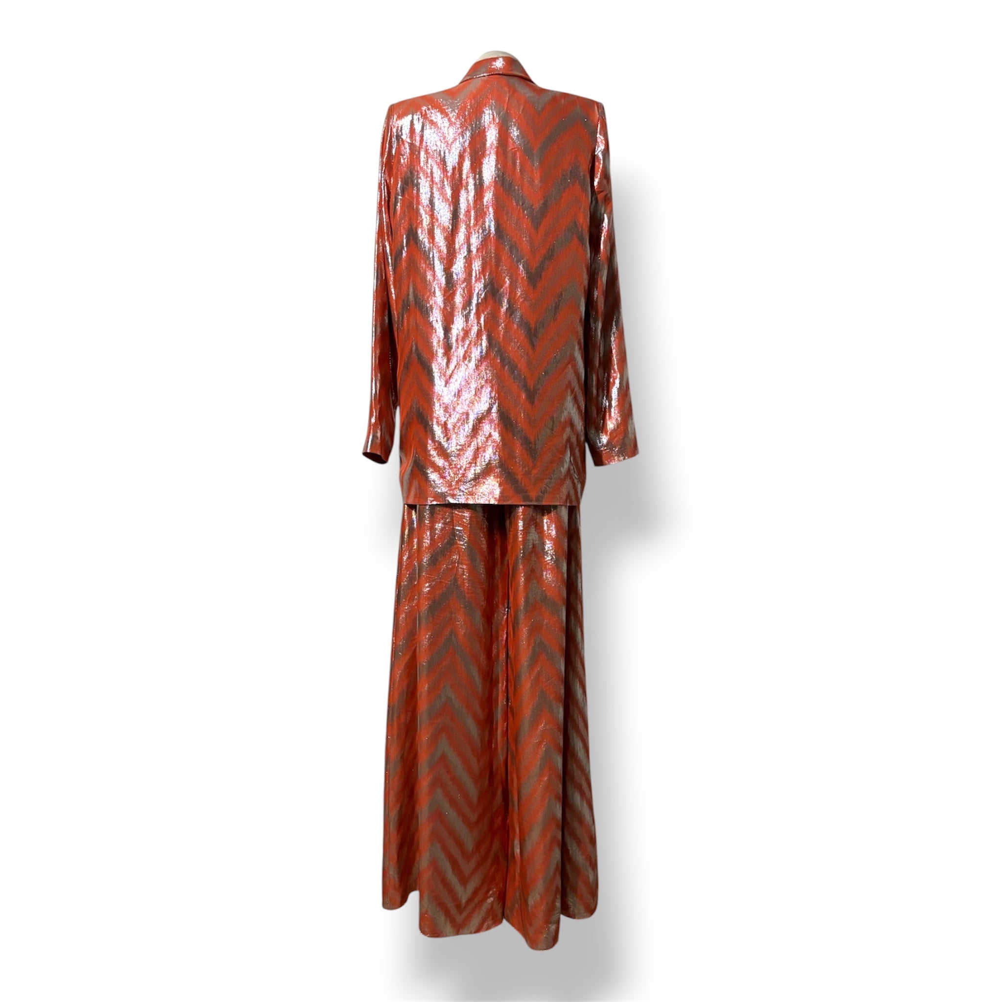 Traje de Adriana Iglesias de seda naranja y lurex