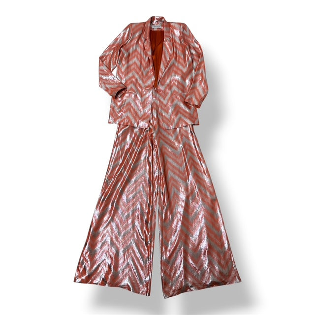 Traje de Adriana Iglesias de seda naranja y lurex