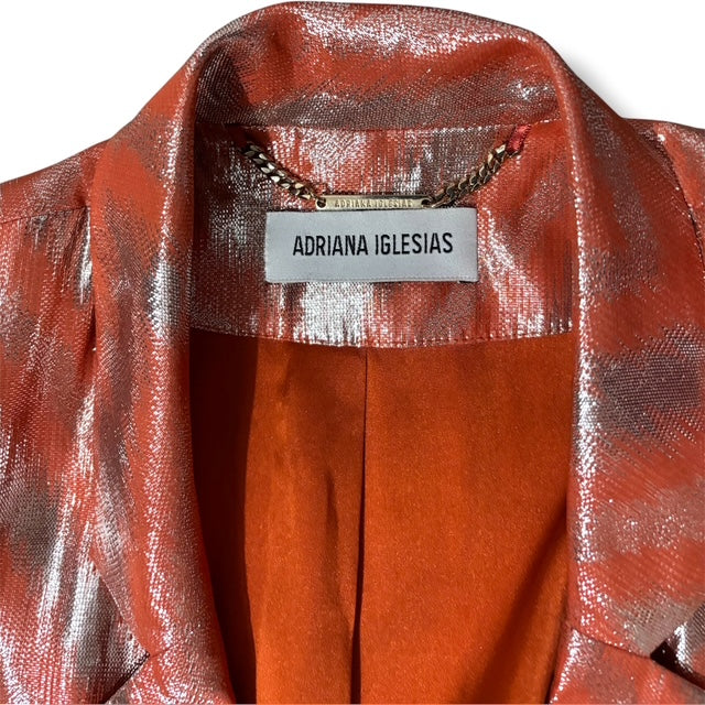 Traje de Adriana Iglesias de seda naranja y lurex