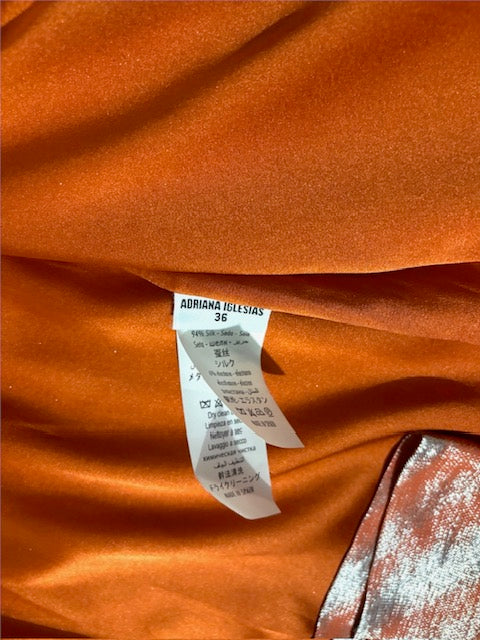 Traje de Adriana Iglesias de seda naranja y lurex