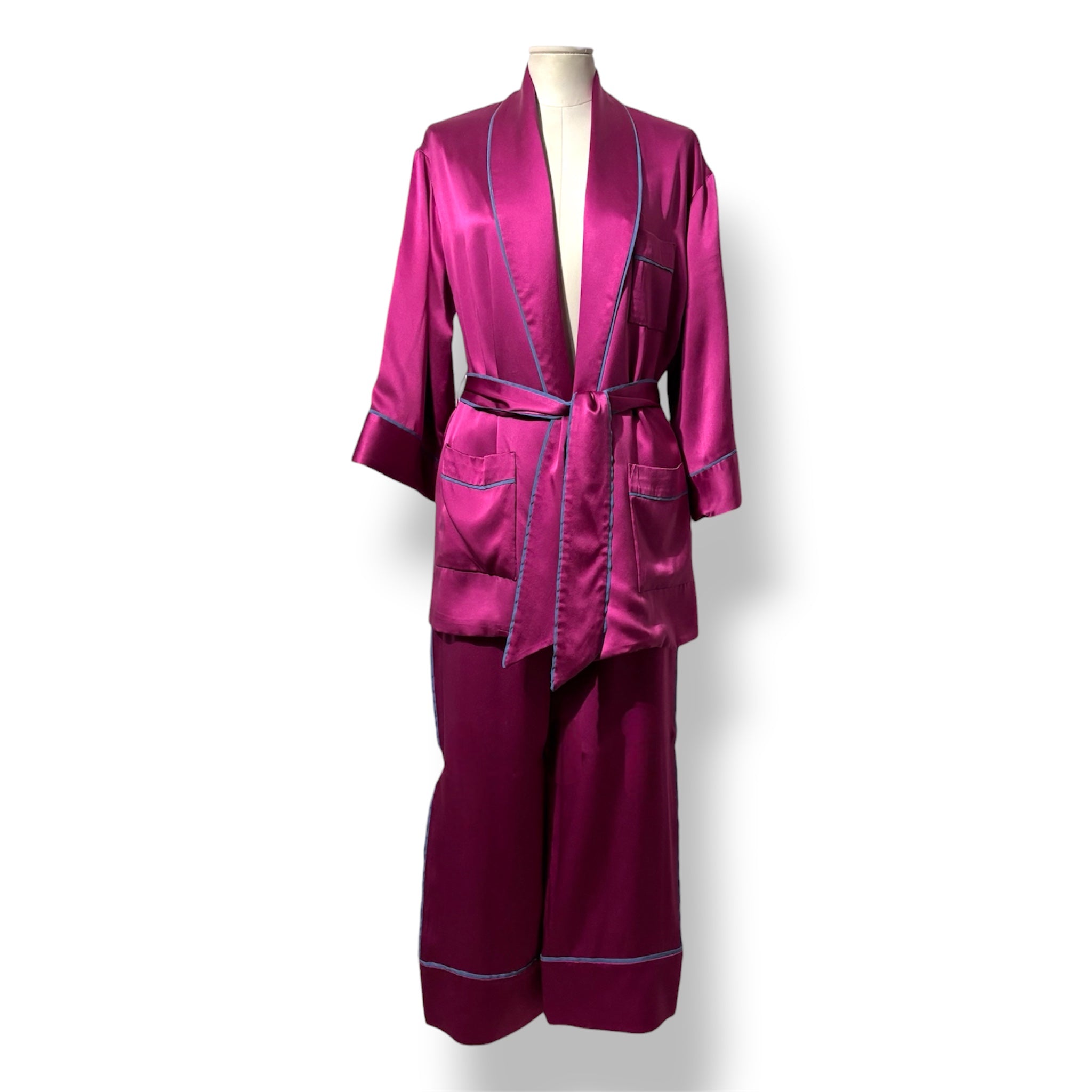 Conjunto de Adriana Iglesias de seda fucsia