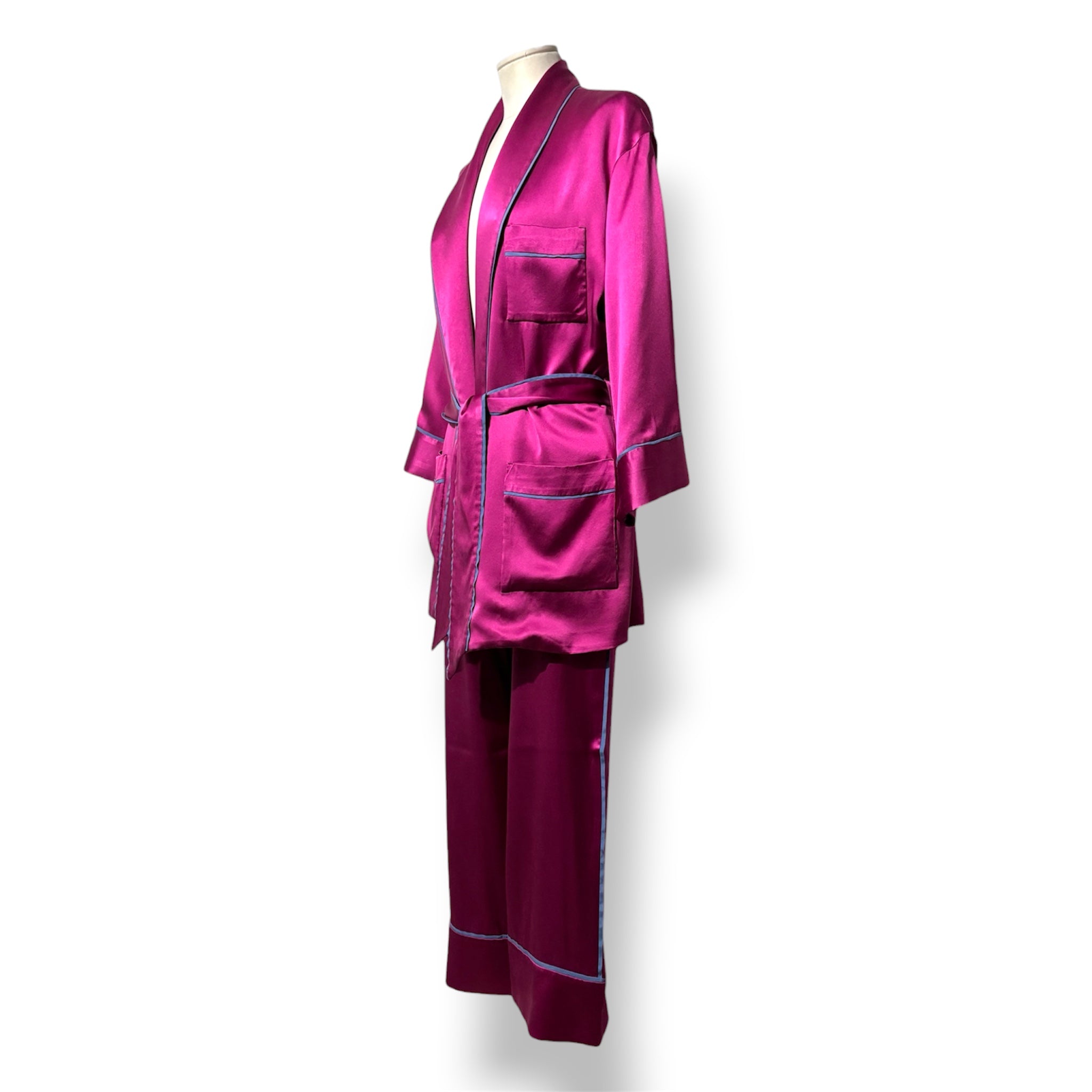 Conjunto de Adriana Iglesias de seda fucsia