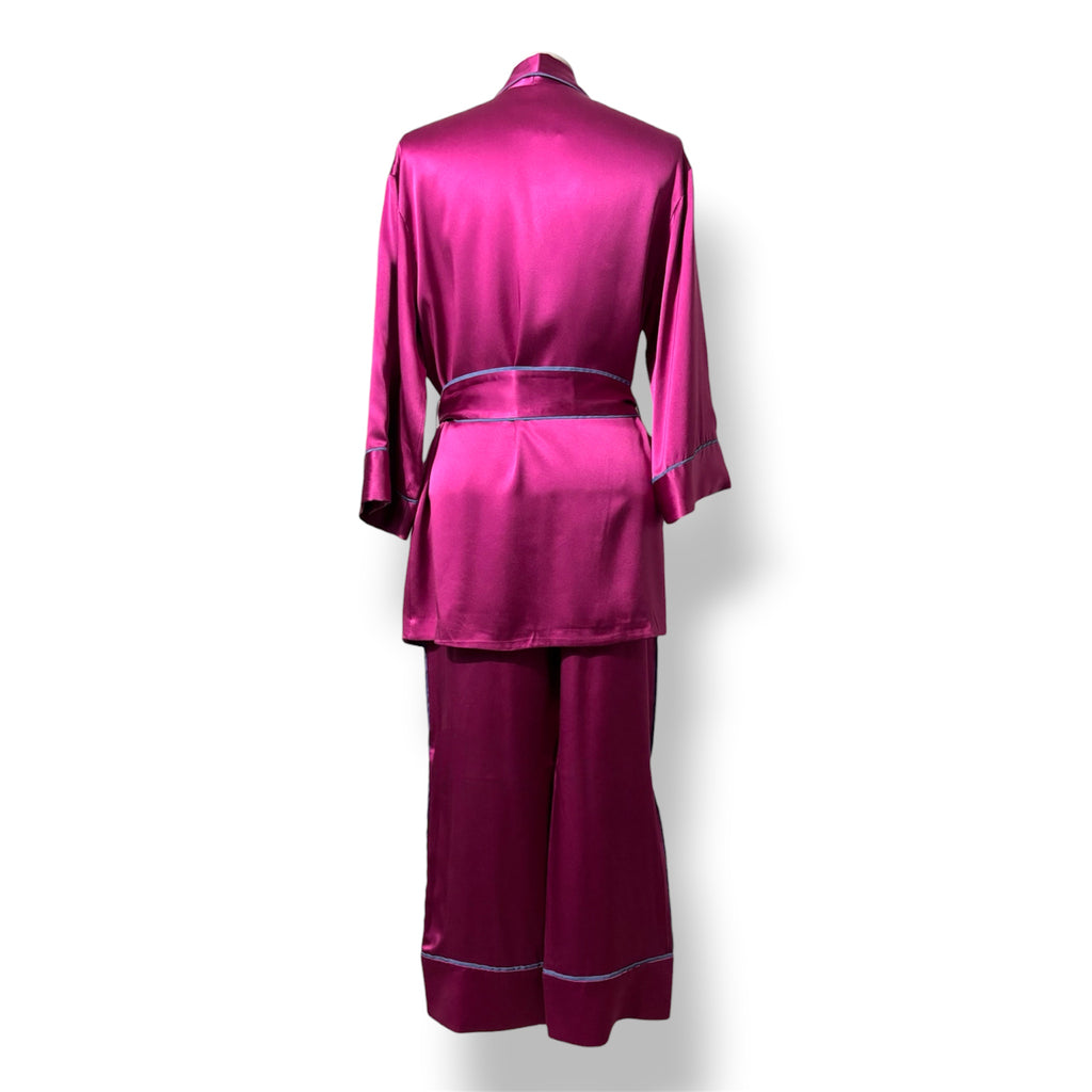 Conjunto de Adriana Iglesias de seda fucsia