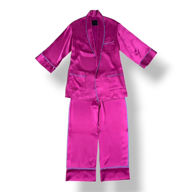 Conjunto de Adriana Iglesias de seda fucsia