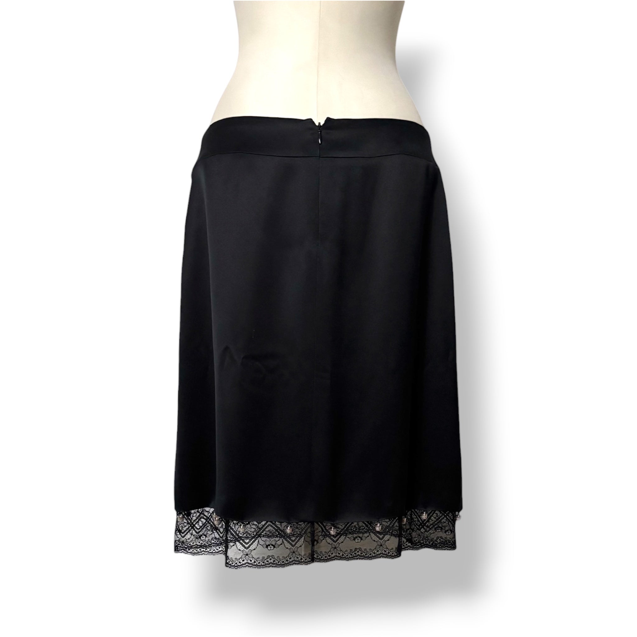 Falda Lencera Midi de Seda Negra Chanel con Bajo de Encaje