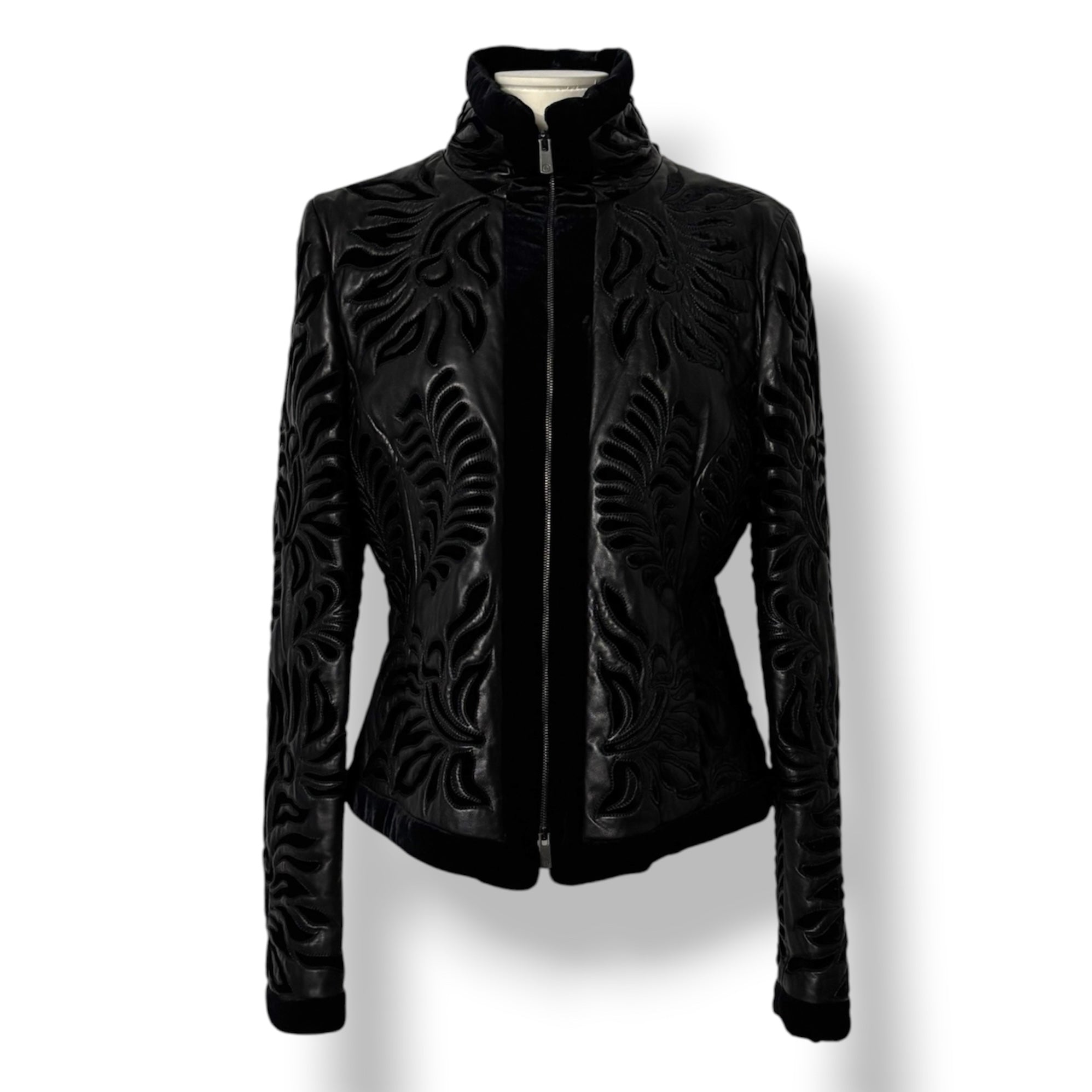 Chaqueta de Piel Negra con Calados Láser y Detalles de Terciopelo – Armani Collezioni