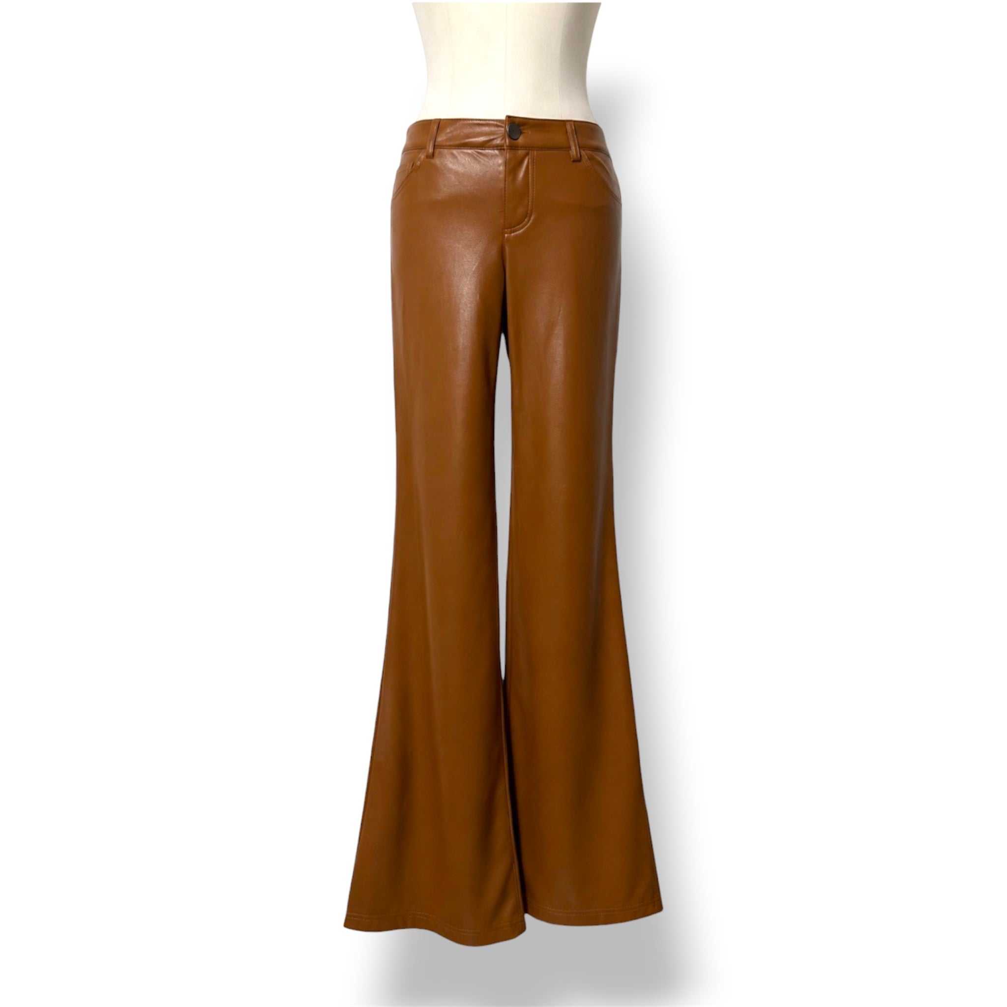 Pantalones Acampanados de cuero sintético de Alice + Olivia