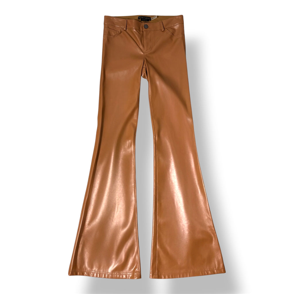 Pantalones Acampanados de cuero sintético de Alice + Olivia