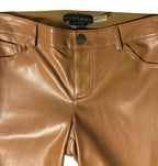 Pantalones Acampanados de cuero sintético de Alice + Olivia