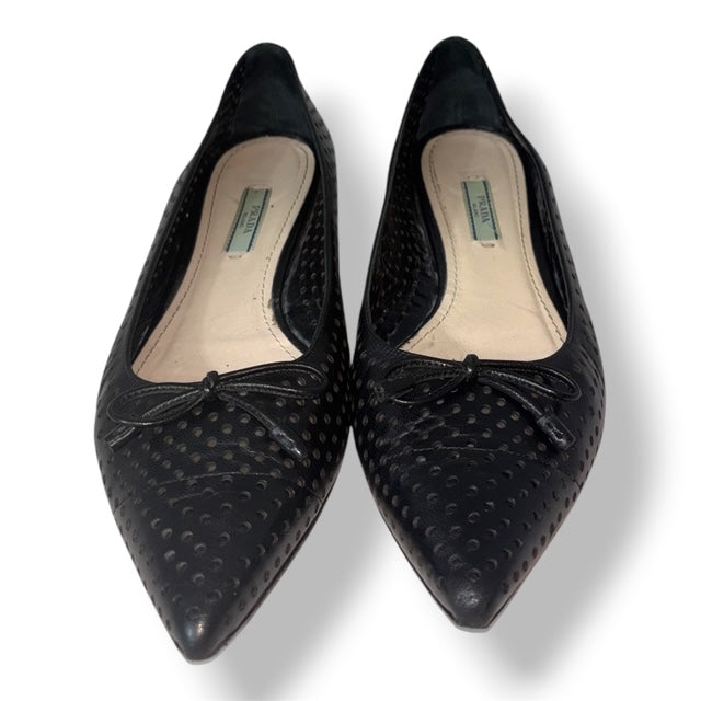 Zapatos Planos Negros Tipo Bailarina Prada Milano Perforados con Lazo