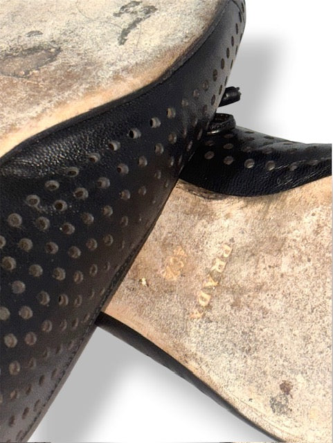 Zapatos Planos Negros Tipo Bailarina Prada Milano Perforados con Lazo